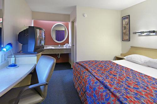 Hotel Red Roof Plus+ West 3*